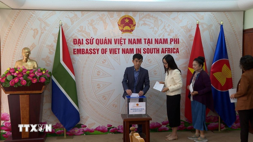 Mỗi cán bộ, nhân viên Đại sứ quán và các cơ quan bên cạnh như Văn phòng Tùy viên Quốc phòng, Văn phòng Cơ quan Thương vụ Việt Nam tại Nam Phi và Cơ quan thường trú Thông tấn xã Việt Nam tại Nam Phi đều tự nguyện đóng góp ít nhất một ngày lương. (Ảnh: Hồng Minh/TTXVN)