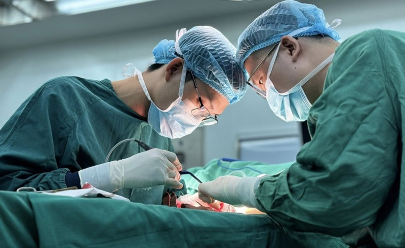 Các bác sỹ tiến hành vi phẫu khẩn cấp cho bệnh nhân.