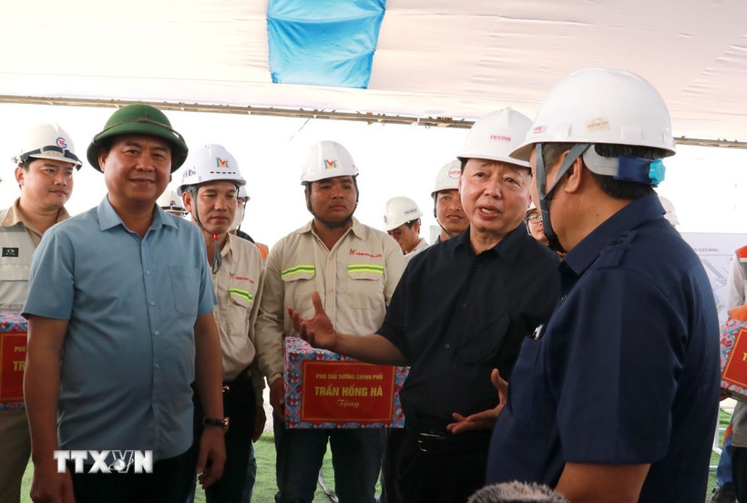 Phó Thủ tướng Chính phủ Trần Hồng Hà kiểm tra tiến độ thực hiện tại Khu bến cảng Mỹ Thủy. (Ảnh: Thanh Thủy/TTXVN)