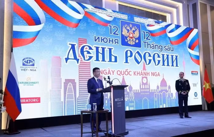 Phó Thủ tướng Lê Thành Long phát biểu tại buổi chiêu đãi trọng thể nhân dịp Quốc khánh của Liên bang Nga (12/6). (Nguồn: Báo Chính phủ)