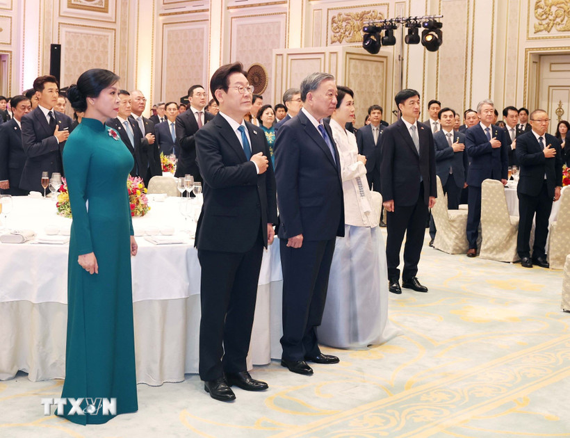 Tổng Bí thư Tô Lâm và Phu nhân cùng Tổng thống Hàn Quốc Lee Jae Myung và Phu nhân thực hiện nghi lễ chào cờ. (Ảnh: Thống Nhất/TTXVN)