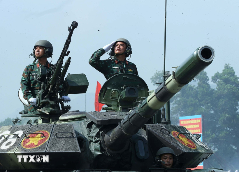 Binh chủng Tăng thiết giáp trình diễn tại lễ hợp luyện diễu binh kỷ niệm 80 năm Quốc khánh. (Ảnh: Trọng Đức/TTXVN)