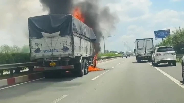 Xe tải bốc cháy trên cao tốc Thành phố Hồ Chí Lonh-Long Thành-Dầu Giây hướng đi Đồng Nai. (Nguồn: Báo SGGP)