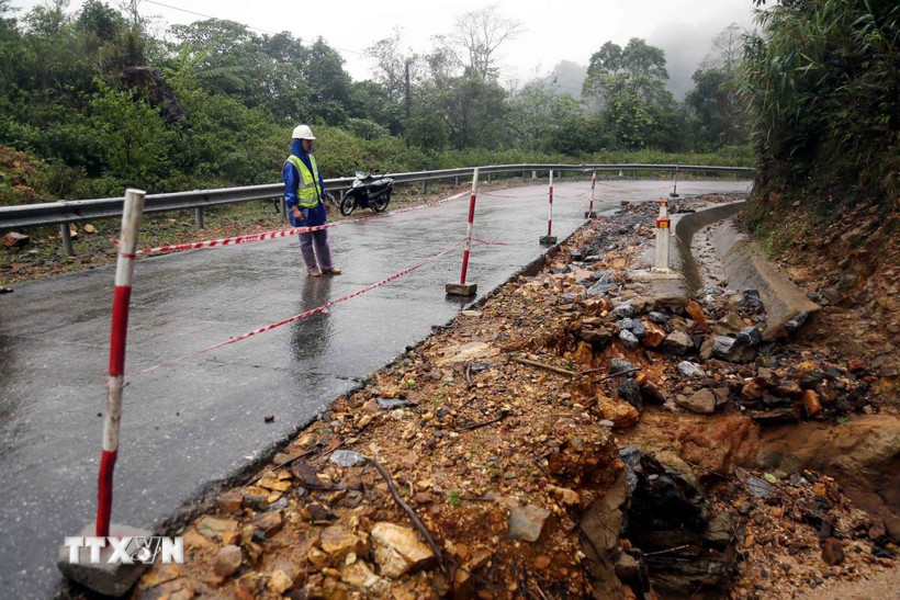 Lực lượng bảo dưỡng thường xuyên trực gác đảm bảo an toàn giao thông tại Km159+150 đường Hồ Chí Minh nhánh Tây bị sạt lở taluy âm, xói lở lề đường. (Ảnh: Tá Chuyên/TTXVN)
