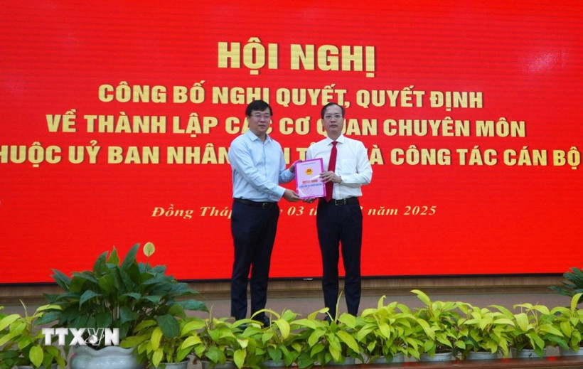 Thừa ủy quyền của Thủ tướng Chính phủ, Bí thư Tỉnh ủy Đồng Tháp Lê Quốc Phong (trái) trao Quyết định giao quyền Chủ tịch UBND tỉnh Đồng Tháp cho ông Trần Trí Quang. (Ảnh: Nhựt An/TTXVN)