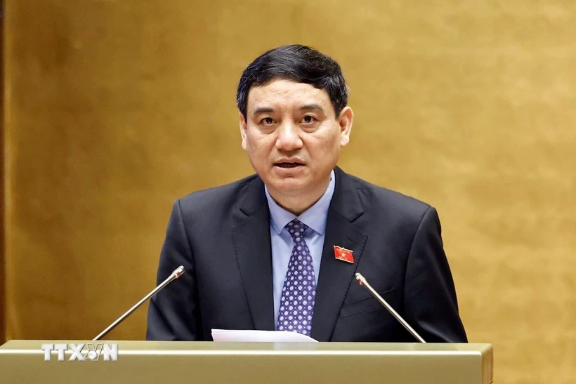 Ủy viên Ủy ban Thường vụ Quốc hội Nguyễn Đắc Vinh trình bày Báo cáo giải trình, tiếp thu, chỉnh lý dự thảo Luật sửa đổi, bổ sung một số điều của Luật Quảng cáo. (Ảnh: Doãn Tấn/TTXVN)