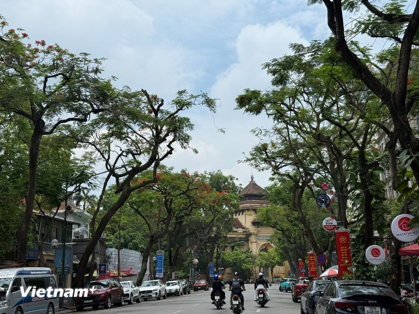 Hà Nội ngày nắng, có nơi nắng nóng; chiều có thể có dông, đêm không mưa. (Ảnh: Vietnam+)