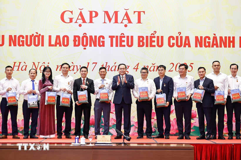 Chủ tịch Quốc hội Trần Thanh Mẫn tặng quà Đoàn đại biểu người lao động tiêu biểu của ngành dầu khí. (Ảnh: Doãn Tấn/TTXVN)