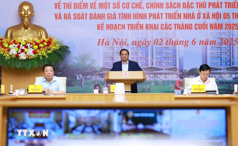 Thủ tướng Phạm Minh Chính chủ trì Hội nghị triển khai Nghị quyết của Quốc hội về thí điểm một số cơ chế, chính sách đặc thù phát triển nhà ở xã hội. (Ảnh: Dương Giang/TTXVN)