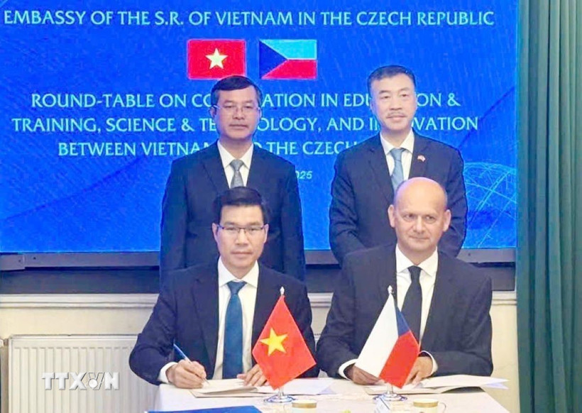 Ông Trần Trọng Đạo - Hiệu trưởng Trường Đại học Tôn Đức Thắng và ông Milan Adámek, Hiệu trưởng Tomas Bata University ký kết hợp tác. (Ảnh: TTXVN phát)