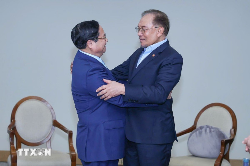 Thủ tướng Phạm Minh Chính gặp Thủ tướng Malaysia Anwar Ibrahim. (Ảnh: Dương Giang/TTXVN)
