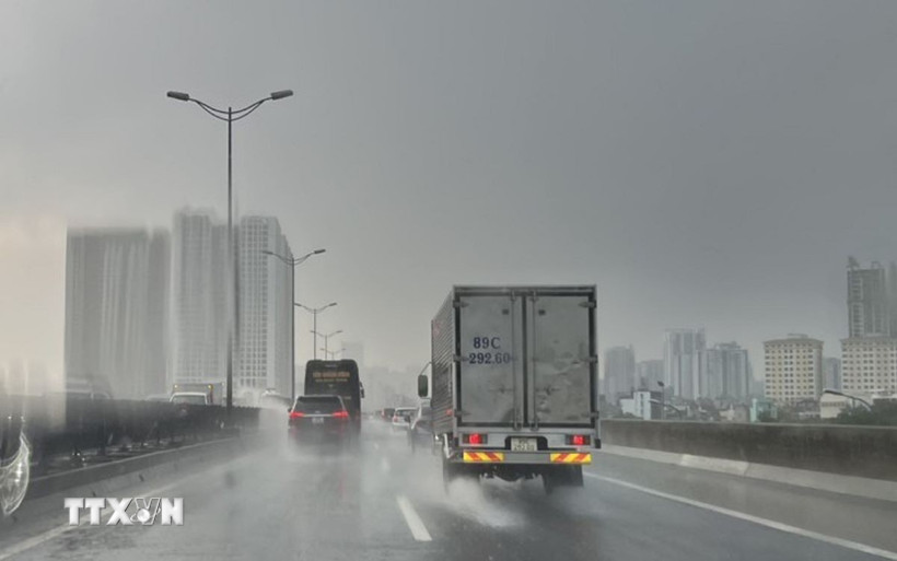 Hà Nội chiều tối có mưa rào và dông. (Ảnh: Nguyễn Thắng/TTXVN)