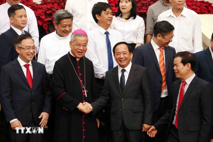 Ông Trịnh Văn Quyết (phải) chúc mừng Đức Tổng Giám mục Nguyễn Năng (trái), Tổng Giám mục Giáo phận Thành phố Hồ Chí Minh nhân mùa Giáng sinh 2025. (Ảnh: Xuân Khu/TTXVN)