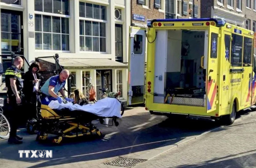 Nhân viên y tế hỗ trợ nạn nhân bị thương trong vụ tấn công bằng dao tại Amsterdam, Hà Lan. (Ảnh: ANP/TTXVN)