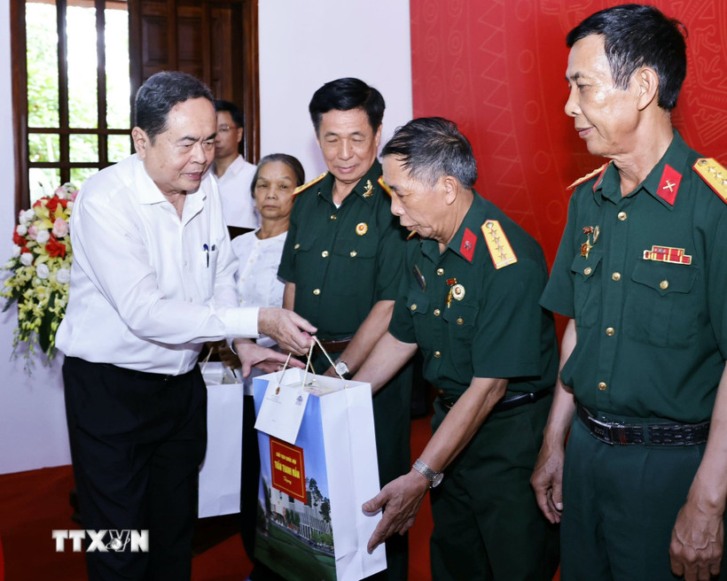 Chủ tịch Quốc hội Trần Thanh Mẫn tặng quà gia đình chính sách, người có công với cách mạng tại Khu di tích lịch sử Quốc gia 27/7, tỉnh Thái Nguyên. (Ảnh: Doãn Tấn/TTXVN)