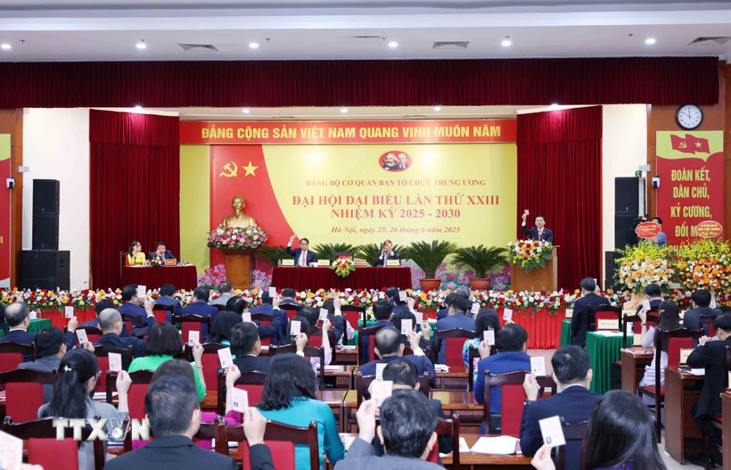 Đại hội biểu quyết thông qua danh sách nhân sự bầu Ban Chấp hành Đảng bộ Cơ quan Ban Tổ chức Trung ương nhiệm kỳ 2025-2030. (Ảnh: Phương Hoa/TTXVN)