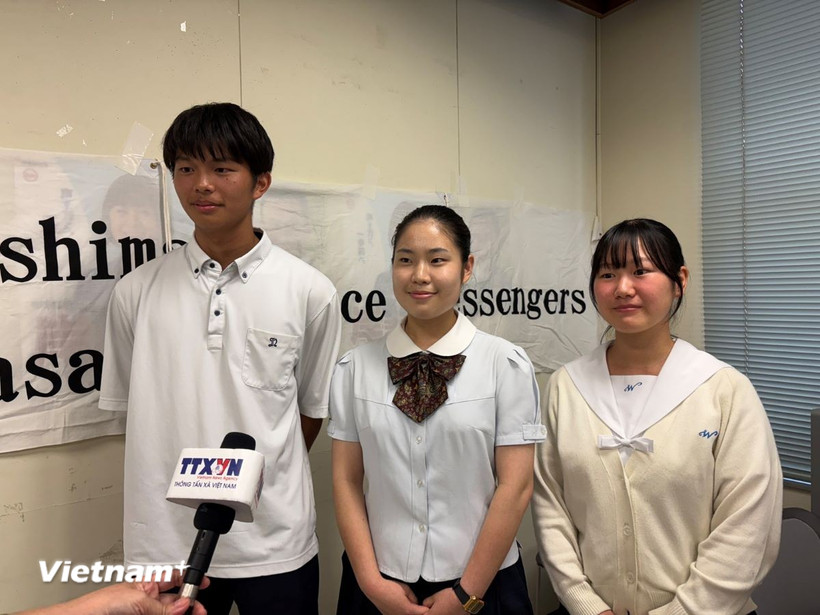 Ba Đại sứ hòa bình học sinh trung học tại Nagasaki. (Ảnh: Xuân Giao/Vietnam+)