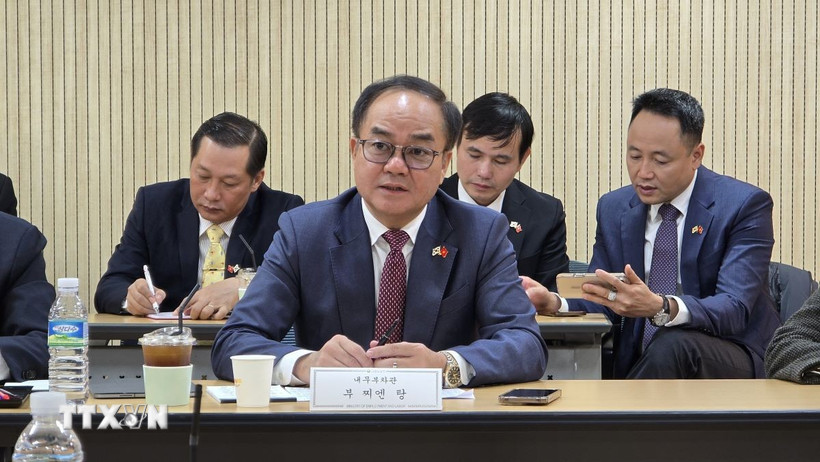 Thứ trưởng Bộ Nội Vụ Việt Nam Vũ Chiến Thắng trong buổi làm việc với Bộ Lao động và Việc làm Hàn Quốc. (Ảnh: Đức Thắng/TTXVN)