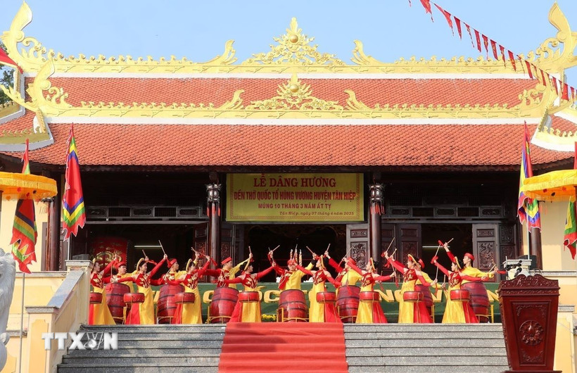 Màn trống hội khai lễ tại Kiên Giang. (Lê Huy Hải/TTXVN)