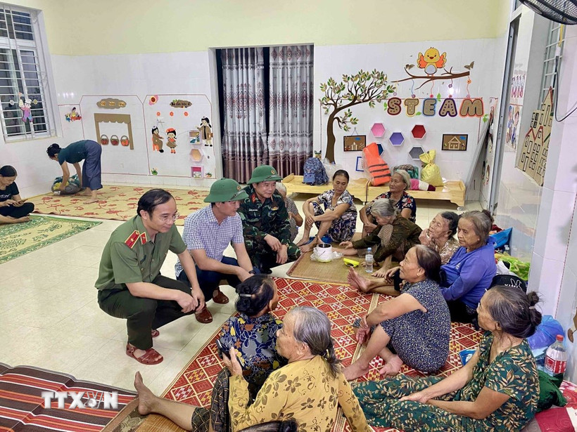 Lãnh đạo Ủy ban Nhân dân tỉnh Hà Tĩnh động viên bà con xã Đan Hải tại nơi tránh trú bão. (Ảnh: Hữu Quyết/TTXVN)