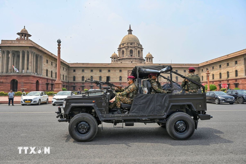 Binh sỹ Ấn Độ tuần tra tại thủ đô New Delhi ngày 10/5/2025. (Ảnh: ANI/TTXVN)
