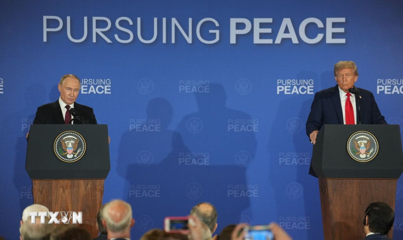 Tổng thống Mỹ Donald Trump (phải) và Tổng thống Nga Vladimir Putin trong cuộc họp báo chung tại Căn cứ Elmendorf-Richardson ở Anchorage, bang Alaska (Mỹ) ngày 15/8/2025. (Ảnh: THX/TTXVN)