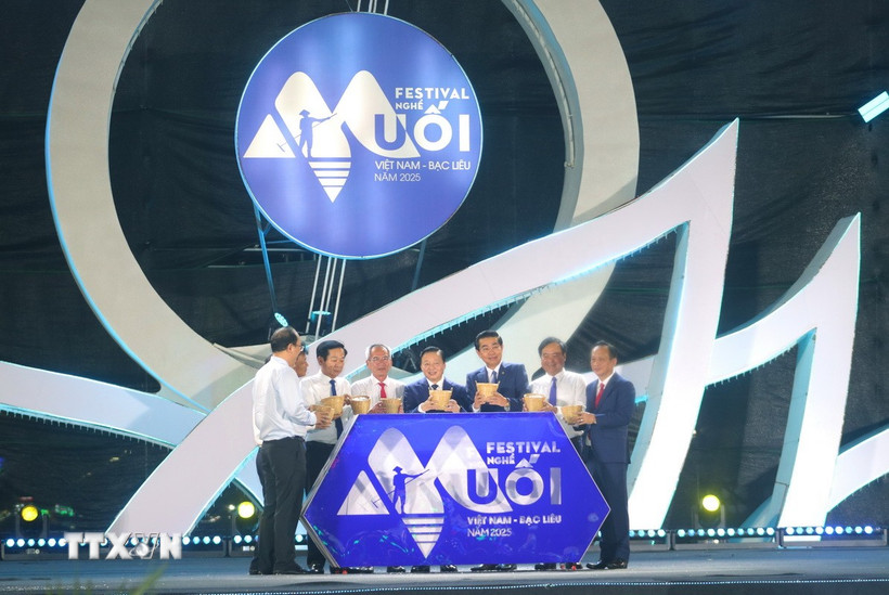 Phó Thủ tướng Trần Hồng Hà và các đại biểu thực hiện nghi thức khai mạc Festival nghề Muối Việt Nam - Bạc Liêu năm 2025. (Ảnh: Chanh Đa/TTXVN)