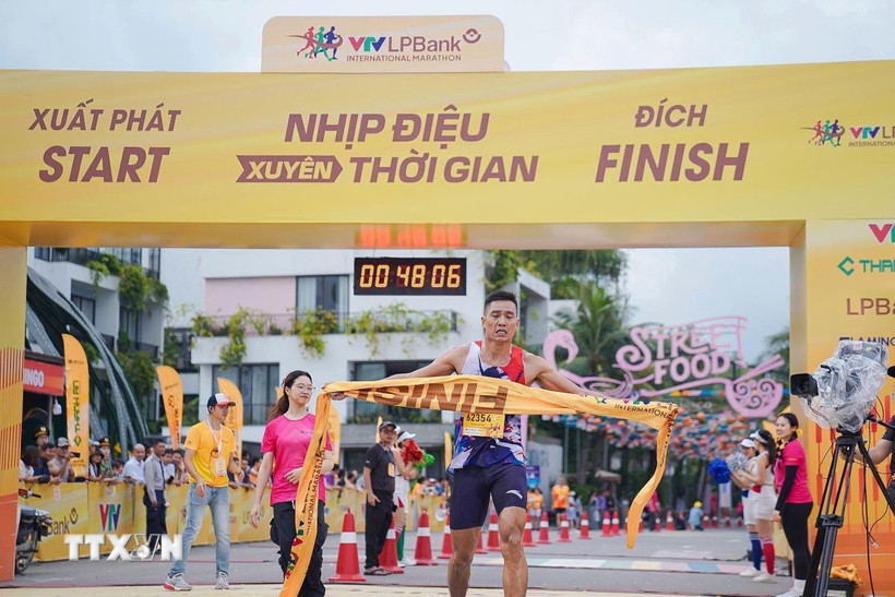 Niềm vui của vận động viên tranh về đích đầu tiên chặng 6.8km tại Giải Marathon Quốc tế VTV LPBank. (Ảnh: PV/TTXVN)