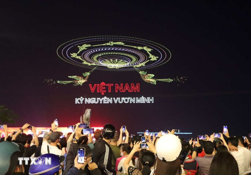 Người dân tập trung đông đúc tại khu vực Bến Bạch Đằng (Quận 1) để chiêm ngưỡng màn trình diễn drone đặc sắc. (Ảnh: Thu Hương/TTXVN)