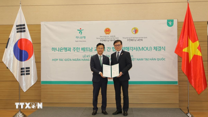 Ông Seo Yoo Seok, Phó Tổng Giám đốc Ngân hàng Hana phụ trách Khối Doanh nghiệp và ông Đào Tuấn Hùng, Chủ Tịch AVCK tại buổi ký kết. (Ảnh: Đức Thắng/TTXVN)