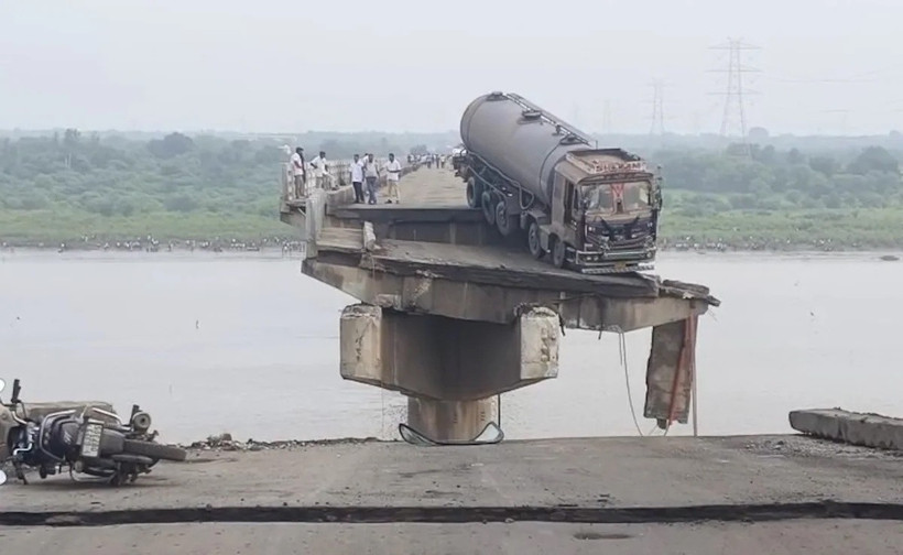 Hiện trường vụ sập cầu. (Nguồn: ndtv)