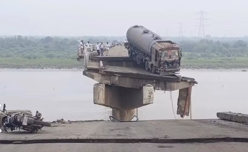 Hiện trường vụ sập cầu. (Nguồn: ndtv)