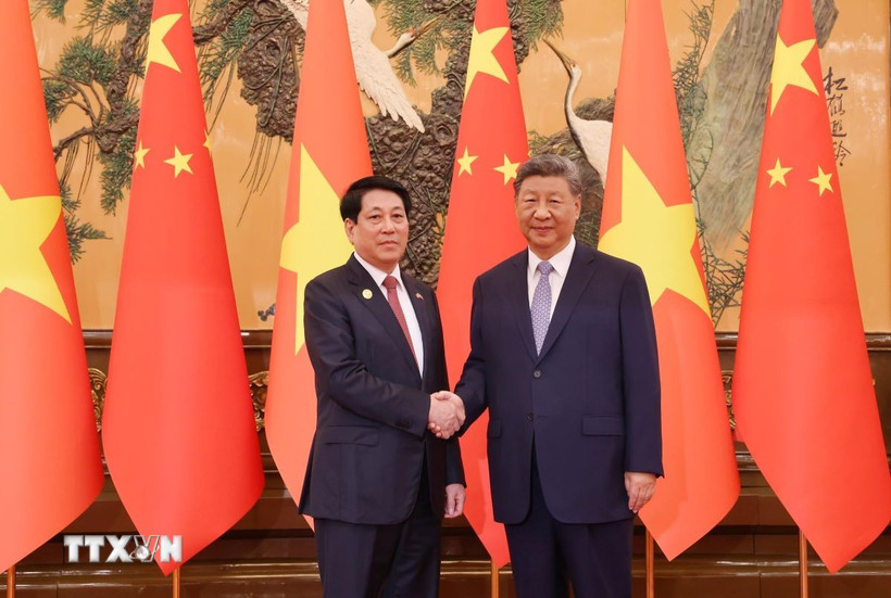 Tổng Bí thư, Chủ tịch nước Trung Quốc Tập Cận Bình đón Chủ tịch nước Lương Cường. (Ảnh: Lâm Khánh/TTXVN)