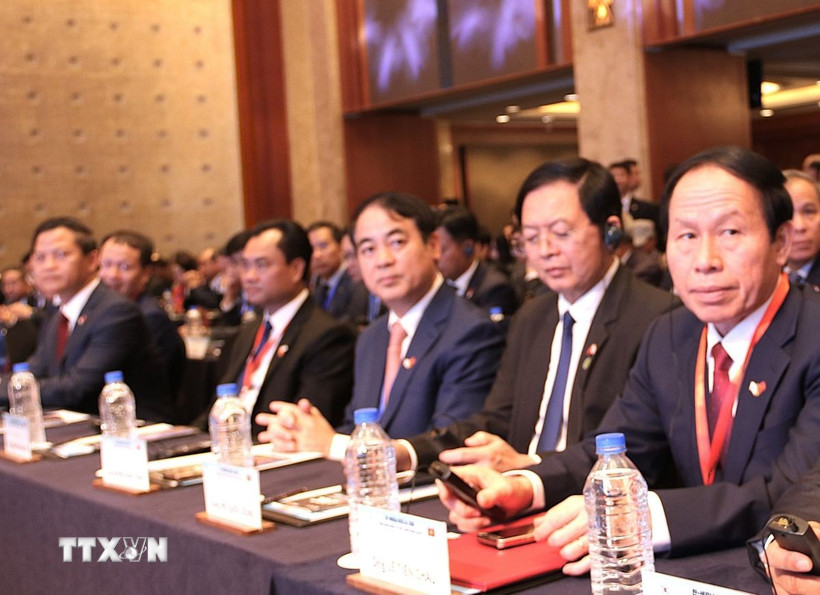 Bí Thư Nghiêm Xuân Thành (thứ 3 từ phải sang) tham dự Diễn đàn Kinh tế Việt Nam-Hàn Quốc. (Ảnh: Khánh Vân/TTXVN)