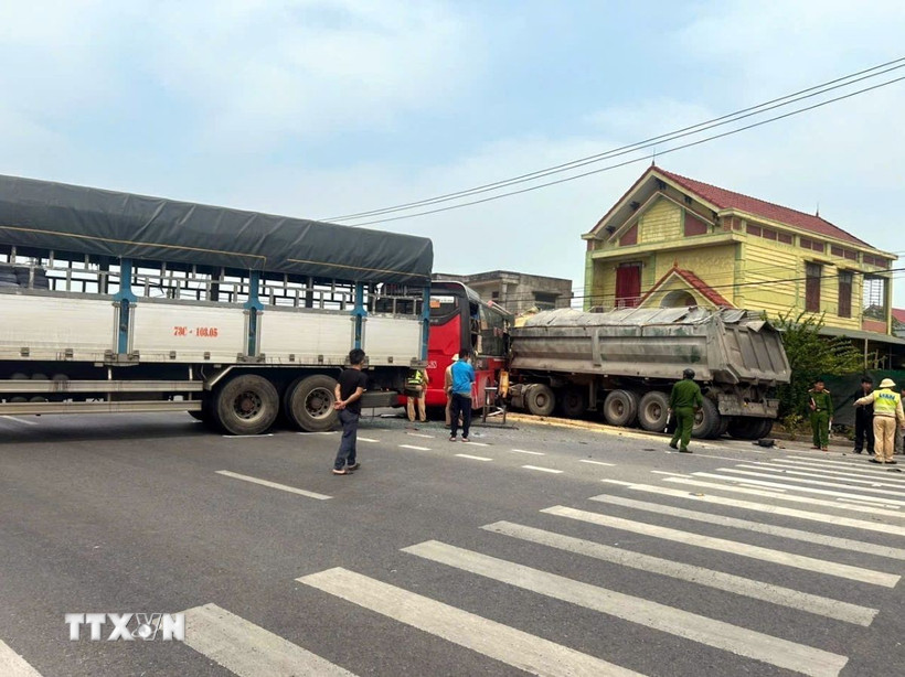 Hiện trường một vụ tai nạn. (Ảnh: TTXVN phát)