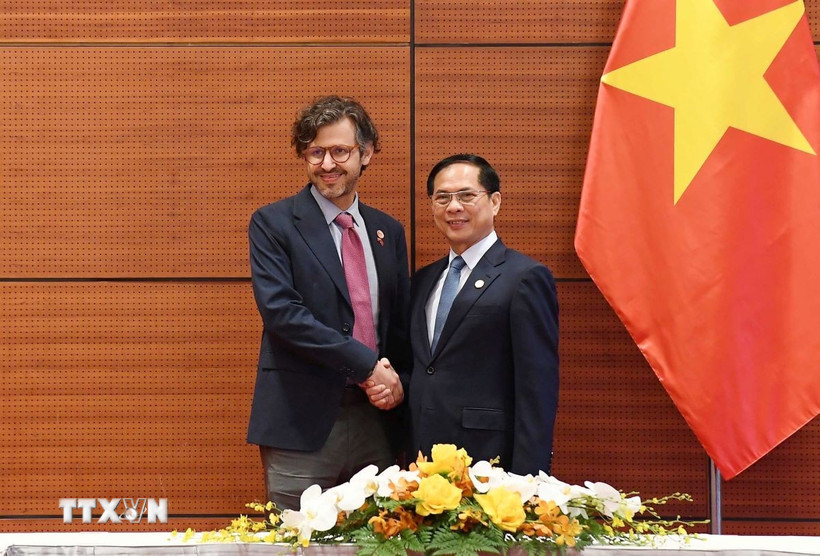 Phó Thủ tướng, Bộ trưởng Ngoại giao Bùi Thanh Sơn tiếp Thứ trưởng Ngoại giao Colombia Mauricio Jaramillo Jassir. (Ảnh: An Đăng/TTXVN)