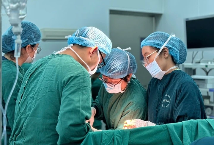 Ê-kíp bác sỹ xử lý ca bệnh tự phá thai.