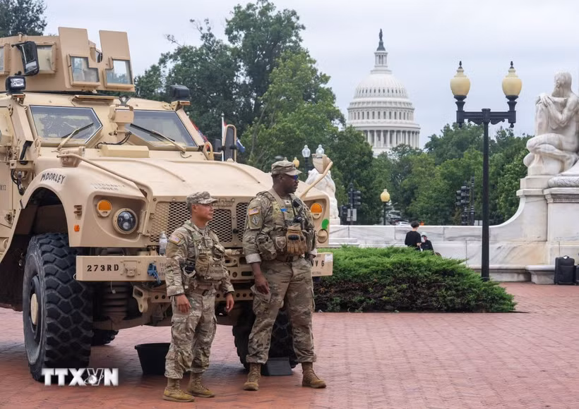 Các thành viên Lực lượng Vệ binh Quốc gia Mỹ tuần tra tại thủ đô Washington D.C. (Ảnh: THX/TTXVN)
