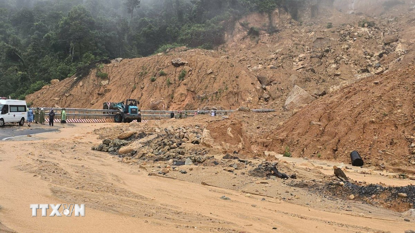 Khối lượng đất đá sạt lở trên đèo Khánh Lê (tỉnh Khánh Hòa) ước tính hàng trăm m3 phủ kín mặt đường. (Ảnh: Đặng Tuấn/TTXVN)