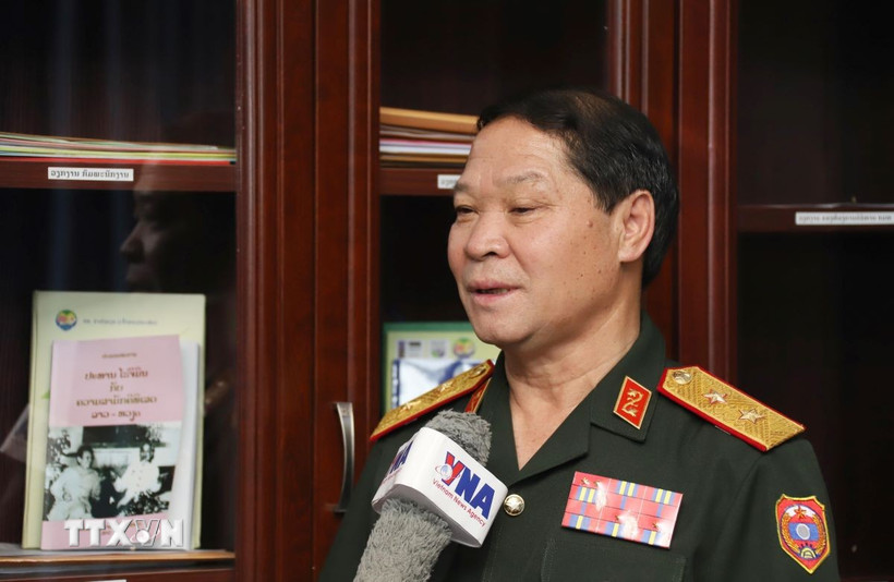 Trung tướng Vongsone Inpanphim, Chủ nhiệm Tổng cục Chính trị Quân đội nhân dân Lào, Thứ trưởng Bộ Quốc phòng Lào, trả lời phỏng vấn. (Ảnh: Xuân Tú/TTXVN)