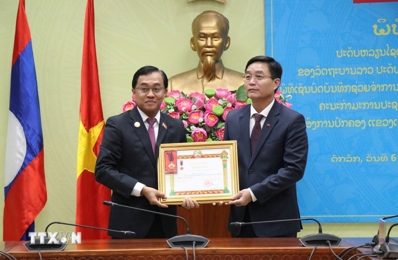 Trao tặng Huân chương Lao động hạng Nhất của Chính phủ Lào cho tỉnh Đắk Lắk. (Ảnh: Tuấn Anh/TTXVN)