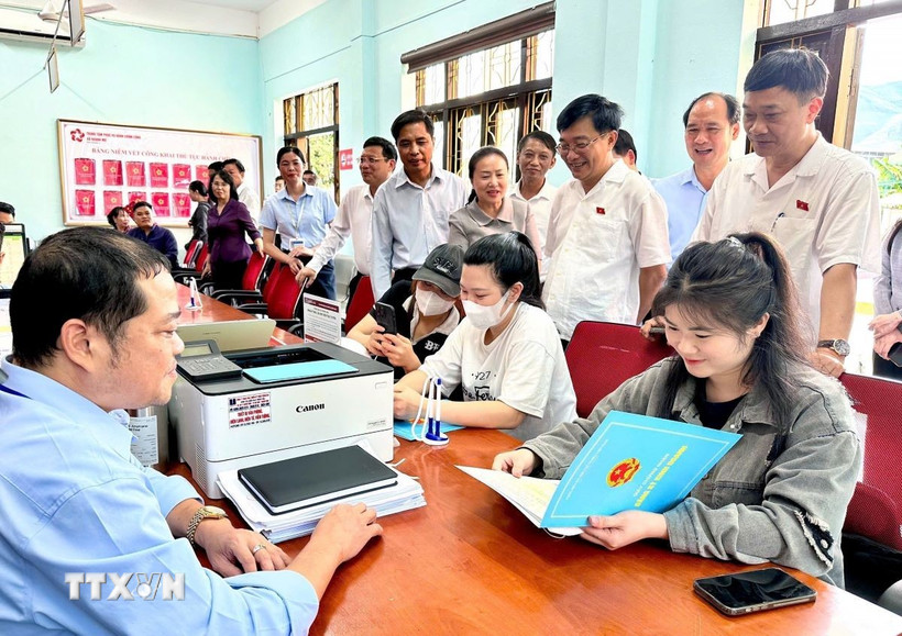 Phó Chủ tịch Quốc hội Vũ Hồng Thanh kiểm tra vận hành chính quyền 2 cấp tại xã Lục Hồn và Hoành Mô. (Ảnh: TTXVN phát)