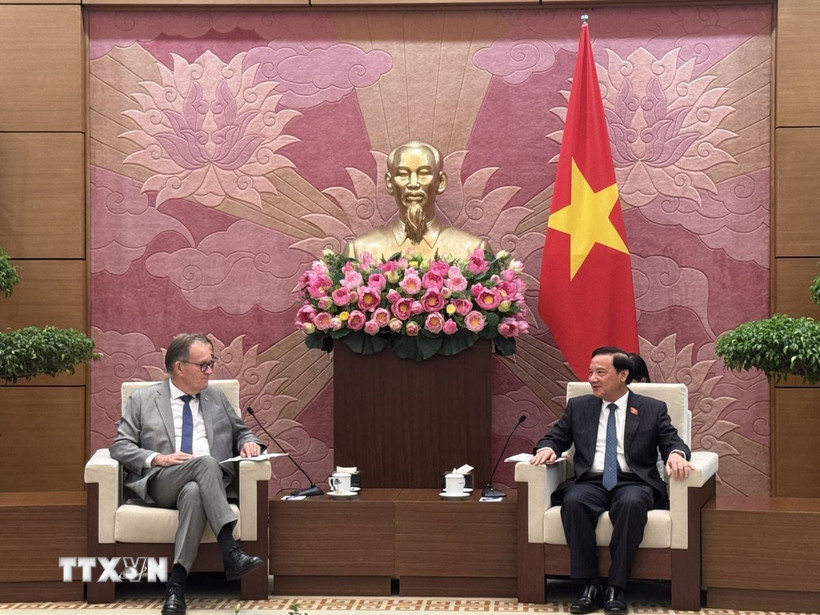 Phó Chủ tịch Quốc hội Nguyễn Khắc Định tiếp Thượng nghị sỹ Alain Cadec, Chủ tịch Nhóm Nghị sỹ hữu nghị Pháp-Việt, Phó Chủ tịch Ủy ban các vấn châu Âu của Thượng viện Pháp. (Ảnh: Diệp Trương/TTXVN)