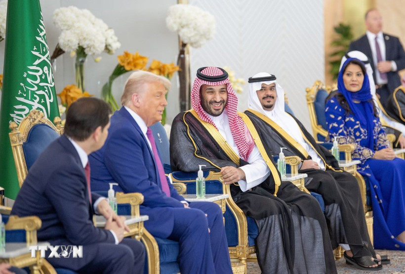Thái tử Saudi Arabia Mohammed bin Salman Al Saud (thứ 3, phải) và Tổng thống Mỹ Donald Trump (thứ 2, trái) tại cuộc gặp ở Riyadh, ngày 13/5/2025. (Ảnh: AA/TTXVN)