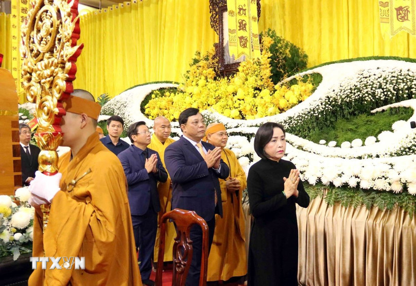 Đoàn đại biểu lãnh đạo Đảng, Nhà nước, Ủy ban MTTQ Việt Nam do bà Nguyễn Thị Thanh, Phó Chủ tịch Quốc hội dẫn đầu viếng Trưởng lão Hòa thượng Thích Trí Tịnh. Ảnh: Xuân Khu/TTXVN)