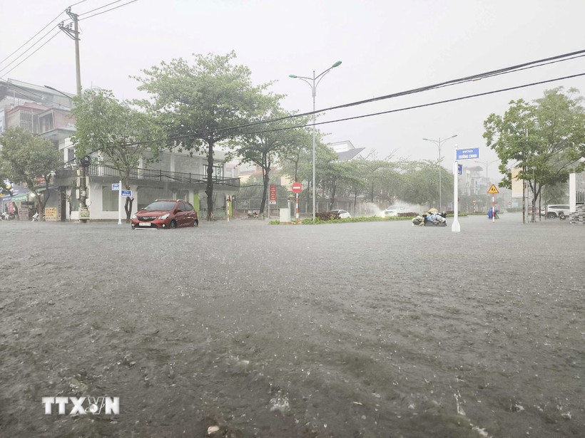Hoàn lưu bão gây mưa dông, lốc và gió giật mạnh trên nhiều khu vực ở Bắc Bộ. (Ảnh: Xuân Tư/TTXVN)