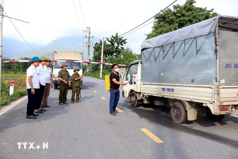 Đoàn kiểm tra của xã Đạo Trù kiểm tra công tác phòng dịch tả lợn châu Phi trên địa bàn xã. (Ảnh: Nguyễn Văn Cảnh/TTXVN)