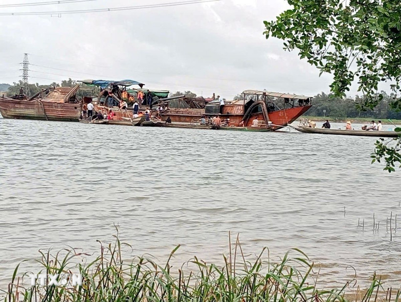 Quảng Bình: Chìm thuyền trên sông Gianh, một người tử vong