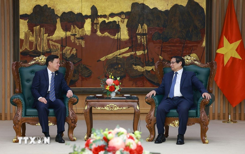 Thủ tướng Phạm Minh Chính tiếp ông Hà Đông Phong, Chủ tịch Tập đoàn Máy bay thương mại Trung Quốc (COMAC). (Ảnh: Dương Giang/TTXVN)