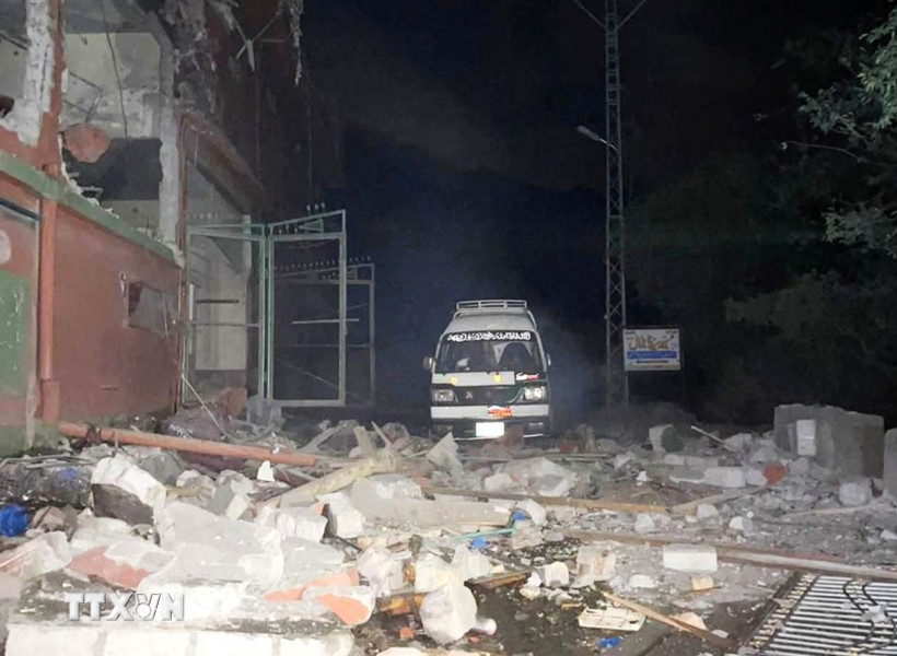 Tòa nhà bị phá hủy sau vụ tấn công bằng tên lửa của Ấn Độ tại Muzaffarabad thuộc khu vực Kashmir do Pakistan quản lý, ngày 7/5/2025. (Ảnh: THX/TTXVN)